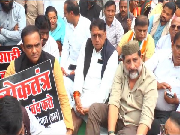 Congress leaders holding protest (Photo/ANI)
