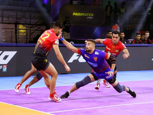 Dabang Delhi captain Ashu Malik in action against Bengaluru Bulls during Pro Kabaddi League (Image: PKL)