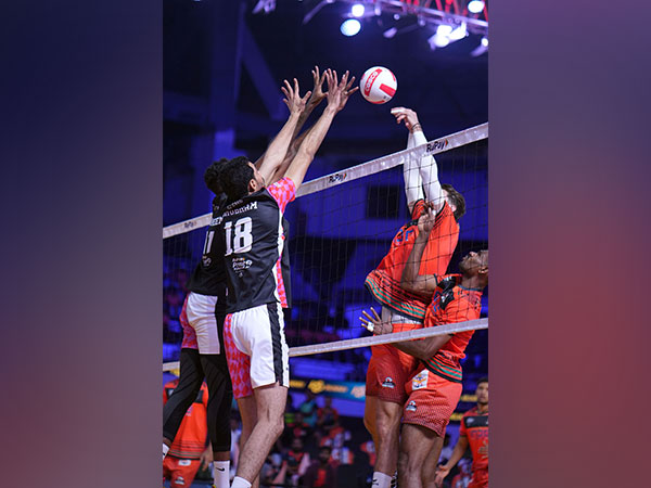 Hyderabad Black Hawks and Mumbai Meteors in action during Prime Volleyball League (Image: PVL)