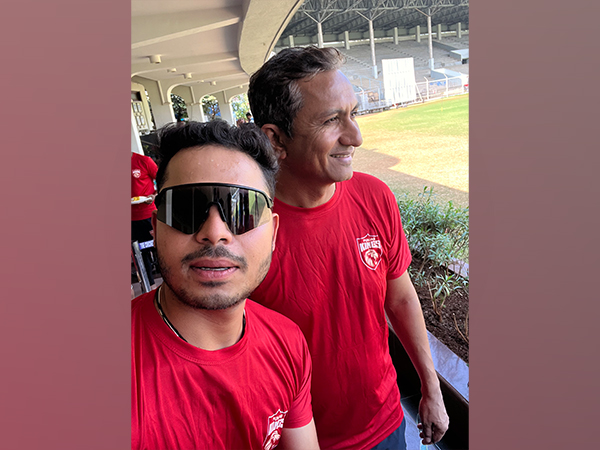 Ashutosh Sharma with Sanjay Bangar (Image: Punjab Kings)