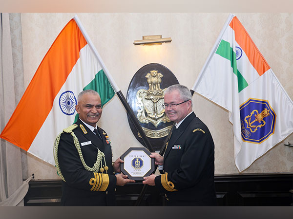 Indian Navy chief Admiral R Hari Kumar meets Royal New Zealand Navy Chief  RAdm David Proctor in New Delhi on Tuesday (Photo/PIB)