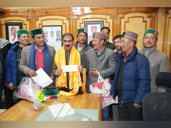 Himachal Pradesh Chief Minister Sukhvinder Singh Sukhu with the cheque. (Photo/ANI)