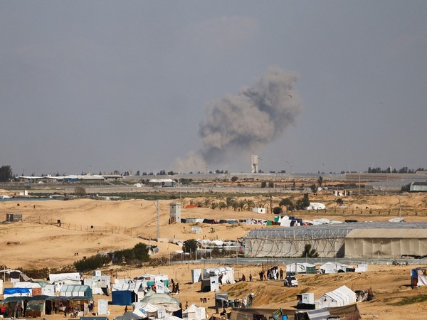 Smoke rises during an Israeli ground operation in Khan Younis (Photo/Reuters)