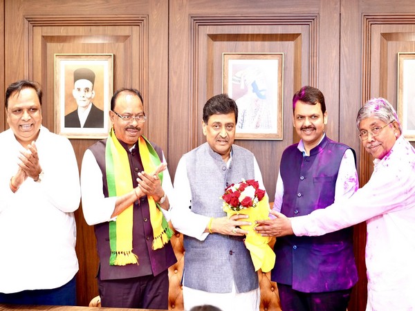 Maharashtra Deputy Chief Minister Devendra Fadnavis felicitates Rajya Sabha MP Ashok Chavan. (Photo/Devendra Fadnavis's X)