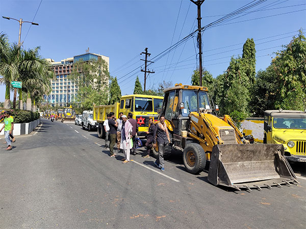 JCB and Bhopal Municipal Corporation team at the spot (Photo/ANI) 