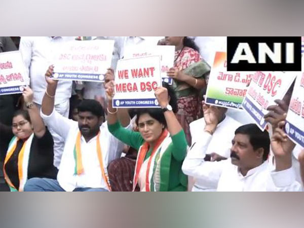 Congress leader YS Sharmila holding protest with party workers as part of party's 'Chalo Secretariat' protest (Photo/ANI)