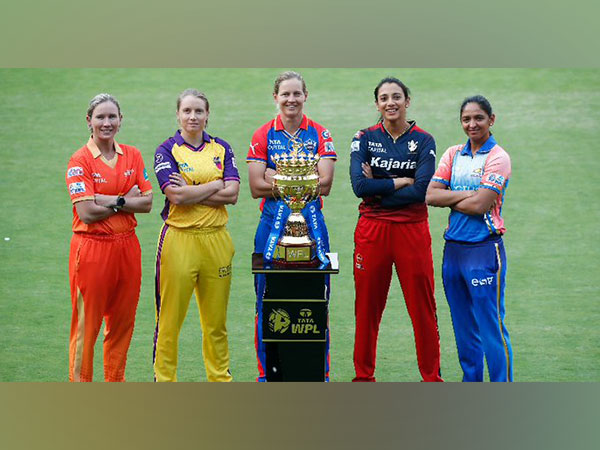 All WPL captains posing with the trophy. (Photo- WPL)