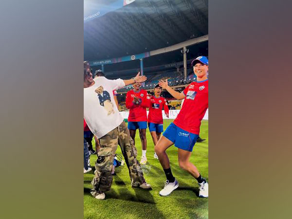 Shahrukh Khan doing his trademark pose with Meg Lanning. (Photo- DC Twitter)