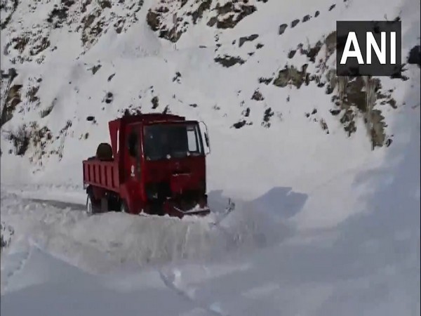 Snow clearance operation underway in Poonch (Photo/ANI)