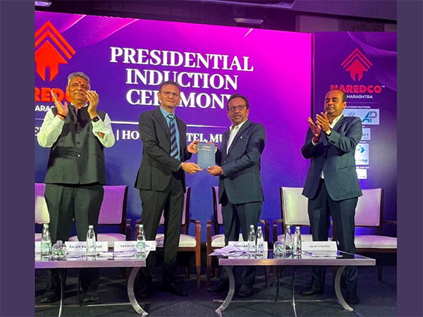 Sandeep Runwal handing over the baton to Prashant Sharma, the new President of NAREDCO Maharashtra.