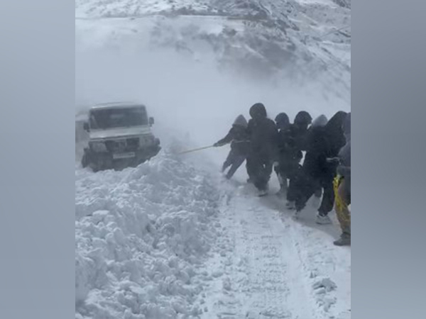 BRO rescues tourists stranded at Sela pass due to heavy snowfall (Photo/ANI)