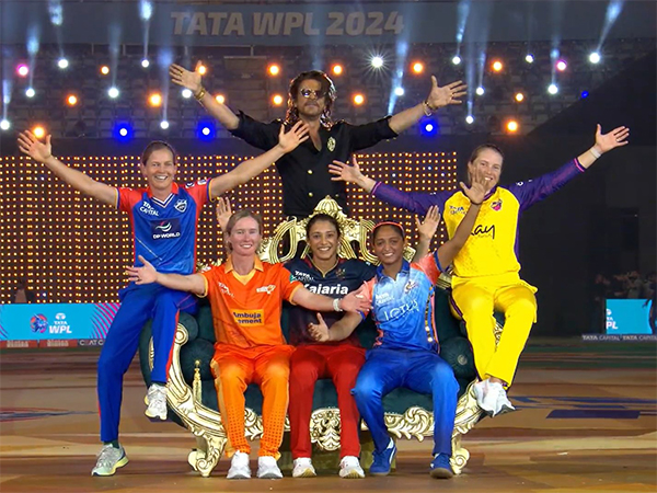 Shah Rukh Khan with all WPL captains (Image source: X)