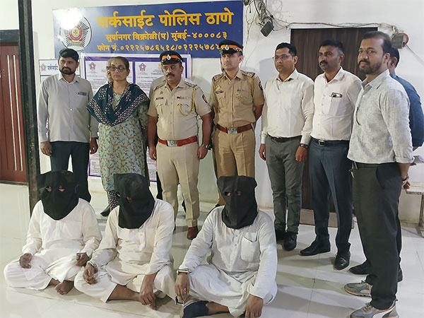 Park Site Police personnel with the 3 arrested Bangladeshi nationals. (Photo/Mumbai Police)