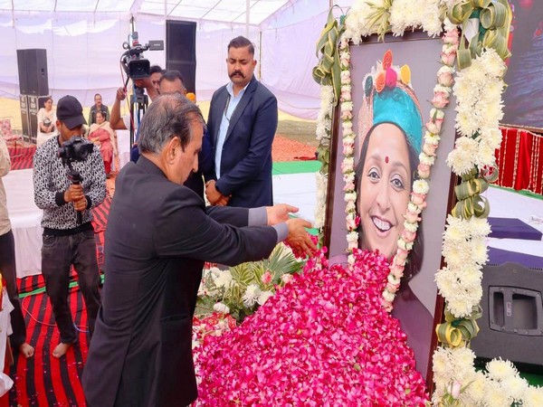 HP CM Sukhu pays floral tribute to Prof. Simmi Agnihotri (Photo/ANI)