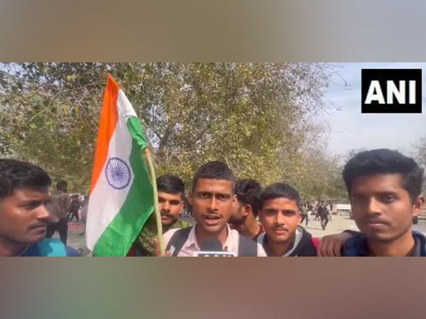 Protesting candidates hailing the announcement of the Uttar Pradesh government.