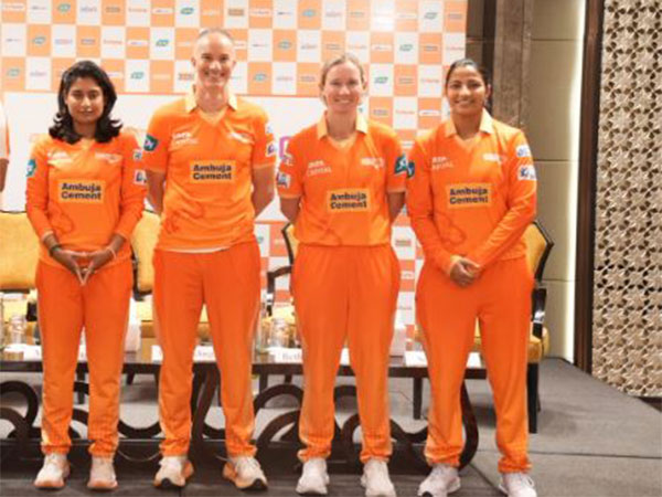 Mithali Raj, Michael Klinger, Beth Mooney and Sneh Rana (Photo: Gujarat Giants) 