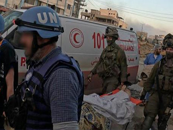 Israeli soldiers and UN workers delivering humanitarian aid to the Nasser Hospital in Khan Yunis (Photo/TPS)