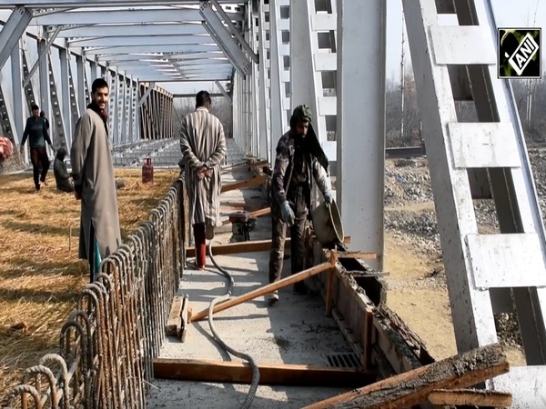 The construction of the Rahmoo Pulwama bridge is progressing at full speed