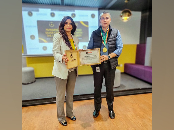 Vikas Singh, MD & CEO, accepts the prestigious award for MMTC PAMP, recognized as India's Purest Gold & Silver Coins/Bars Brand by the India Book of Records  