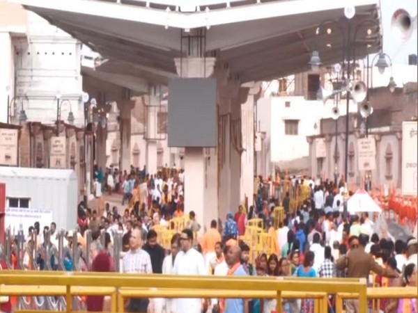 Devotees continue to throng Ram Mandir in Ayodhya (Photo/ANI)