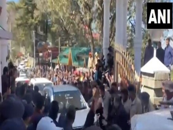 Rebel Congress MLAs arrive at Himachal Assembly (Photo/ANI)