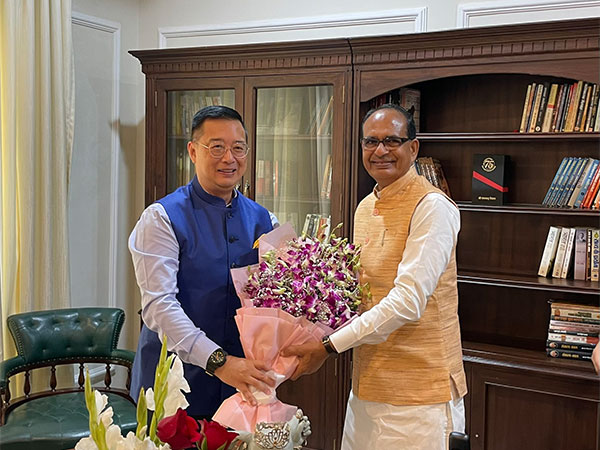 Singapore High Commissioner to India Simon Wong, former MP CM Shivraj Singh Chouhan (Image Credit: X/@SGinIndia)