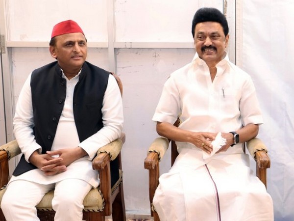 Samajwadi party chief Akhilesh Yadav with Tamil Nadu Chief Minister MK Stalin. (File Photo/ANI)