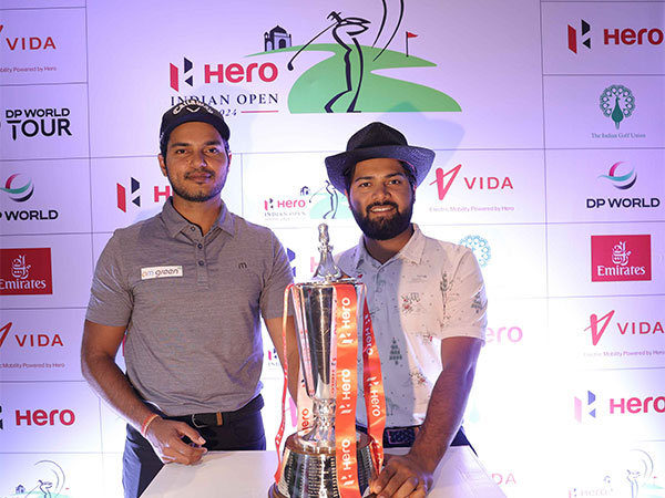 Golfers Manu Gandas, Aman Raj with Indian Open 2024 trophy (Image: IGU)