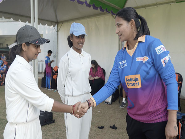 Gujarat Giants player Sneh Rana meeting a young budding cricketer (Image: GG media)