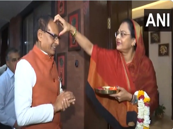 Former CM Shivraj Singh Chouhan's wife welcoming him (Photo/ANI)