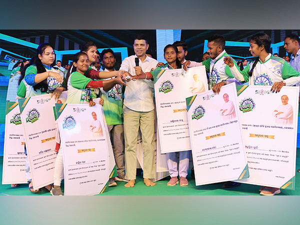 Nabin Odisha Chairman VK Pandian during Nua-O Scholarship distribution programme (Photo/ANI)