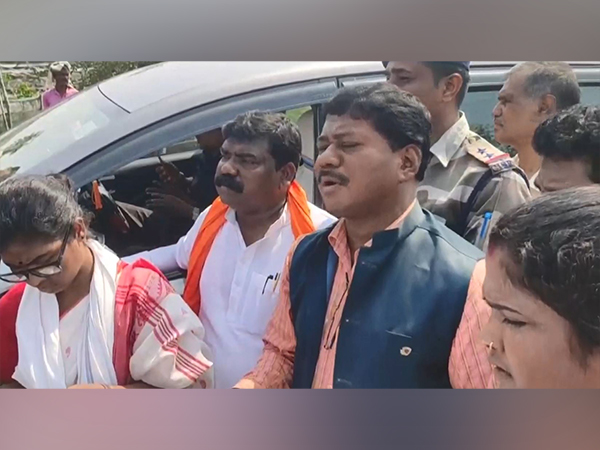 BJP delegation on way to Sandeshkhali stopped at Minakhan (Photo/ANI)