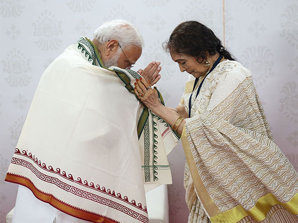 PM Modi and legendary actress Vyjayanthimala (Image source: X)