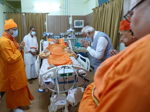 PM Modi visits Srimat Swami Smaranananda Ji Maharaj in hospital.(Photo: @narendramodi)