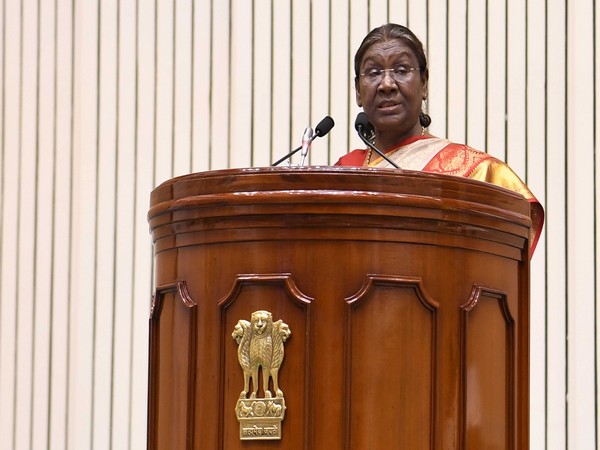 President Droupadi Murmu presents Sangeet Natak Akademi Fellowships and Awards (Photo/@rashtrapatibhvn)