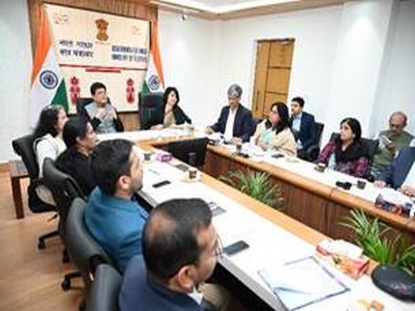 Union Minister Piyush Goyal chairs meeting with textile beneficiaries in Delhi. (Photo/PIB)