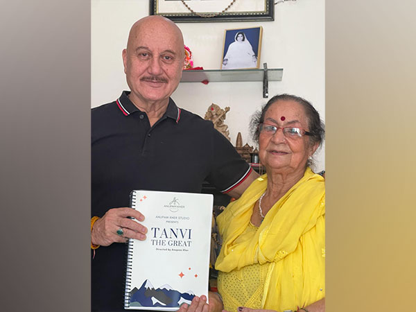Anupam Kher with mother Dulari Kher (Image Source: Instagram)