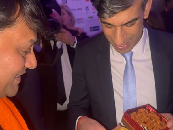 UK Prime Minister Rishi Sunak being felicitated by Rajarajeshwar Guruji, in London (Photo/ANI)