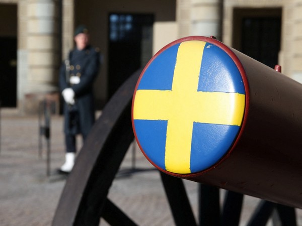 Swedish soldiers participate in the changing of the guard ceremony in Stockholm (Photo/Reuters)