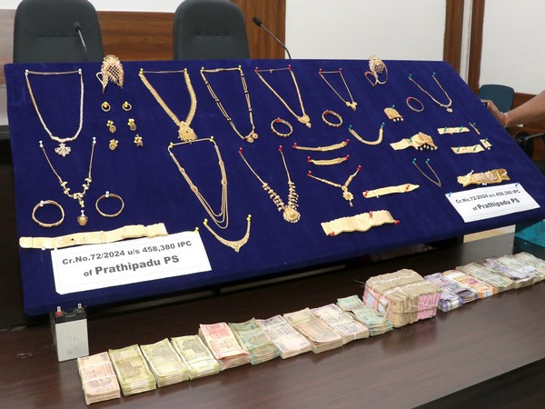 Seized gold jewelry and cash by Andhra Pradesh police. (Photo: @APPOLICE100)