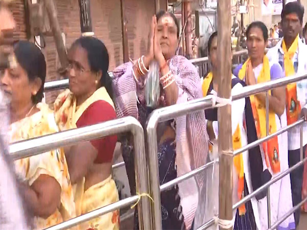 Devotees queue up at Kashi Vishwanath temple (Photo/ANI) 