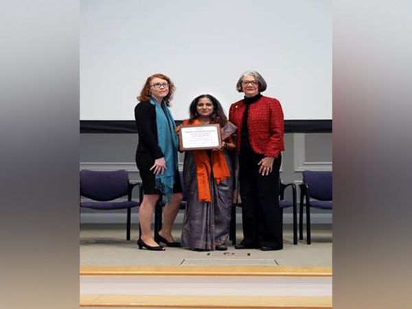 Ambassador Sripriya Ranganathan, Deputy Chief of Mission, Embassy of India, Washington, DC, receiving award on behalf of the Ministry of Health and Family Welfare, Government of India. (Photo/PIB)