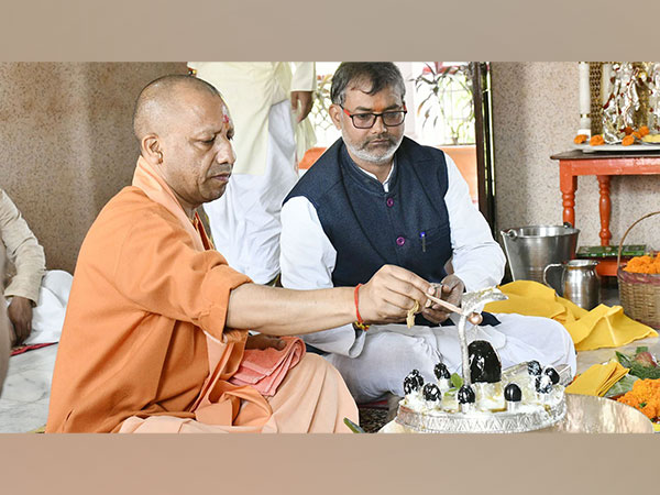 UP Chief Minister Yogi Adityanath offers prayers at Gorakhnath temple. (Photo/Yogi Adityanath's X)