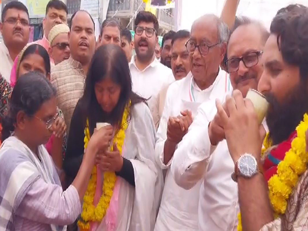 Congress leader Digvijaya Singh gave juice to the protestors to end their hunger strike. (Photo/ANI)