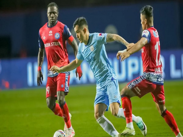 Players of Mumbai City FC and Jamshedpur FC in action (Photo: ISL)