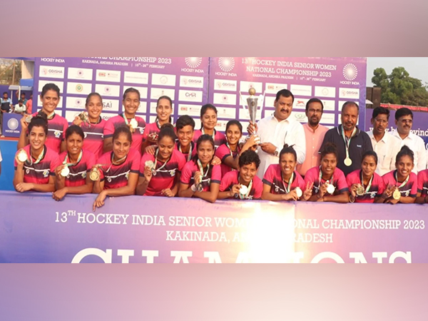 Hockey Madhya Pradesh lifting 13th Hockey India Senior Women National Championship 2024 (Image: HI)