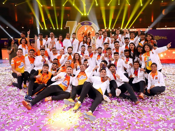Puneri Paltan team celebrating after winning Pro Kabaddi League season 10 (Image: PKL)