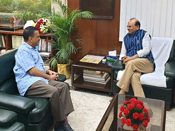 Delhi Lieutenant Governor Vinai Kumar Saxena with CM Arvind Kejriwal (File photo/ANI)
