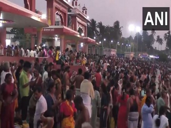 Devotees take holy dip at Rameswaram's Agnitirtha on Masi Ammavasai (Photo/ANI)