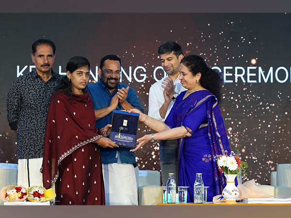 (R-L) Sobha Menon, handing over the keys along with Ravi Menon, Chaiman, Sobha Ltd with Ministers